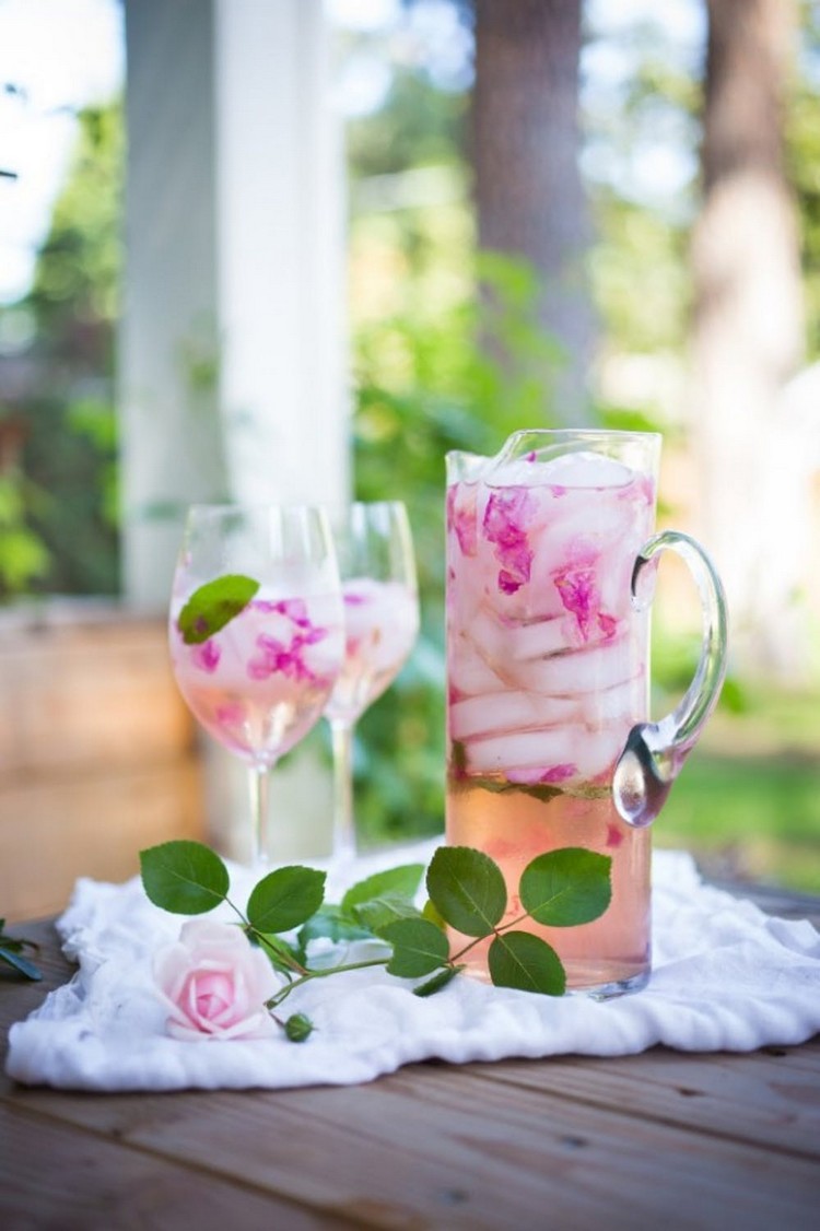 cocktail d'été sangria originale avec pétailles rose idée estivale boisson fête domicile chic