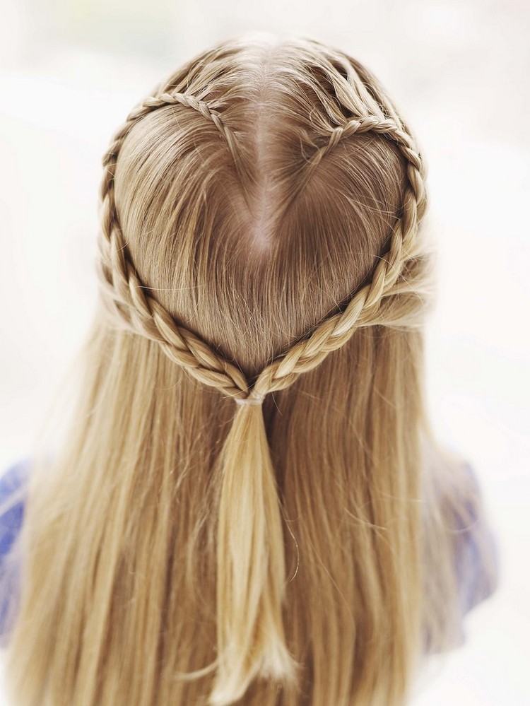 coiffure petite fille tresse couronne tressée forme coeur idée capillaire originale pour cheveux longs blonds