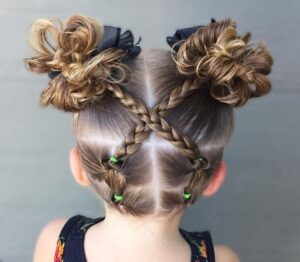 coiffure petite fille tresse plaquée chignon haut tressé style chic