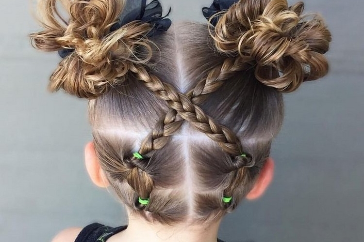 coiffure petite fille tresse plaquée chignon haut tressé style chic