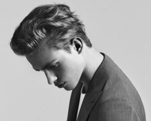 coupe homme court cheveux plaqués look stylé sans barbe tendance printemps été 2018