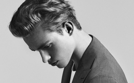 coupe homme court cheveux plaqués look stylé sans barbe tendance printemps été 2018