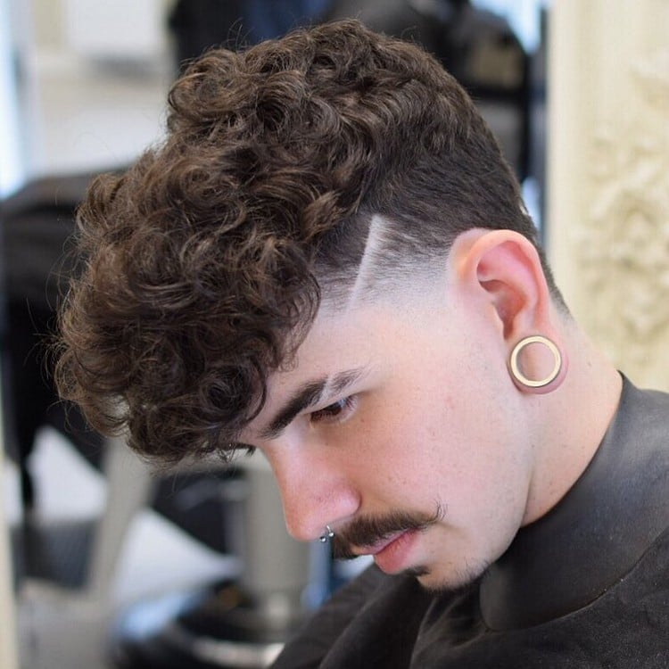 coupe homme court tendances cheveux bouclés avec dégradé