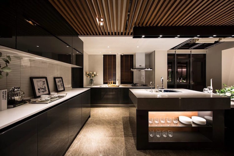 cuisine noir blanc plafond bois ilot central moderne