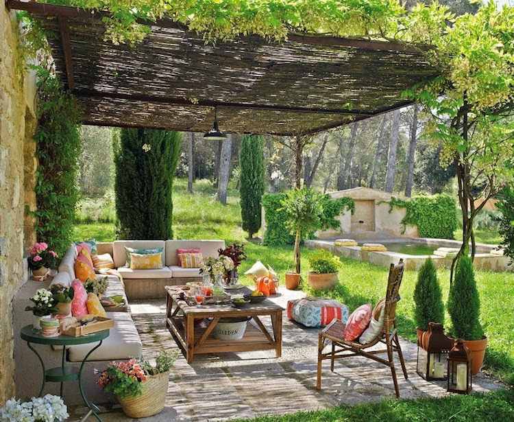 deco porche pergola canisse coussins banc ciment