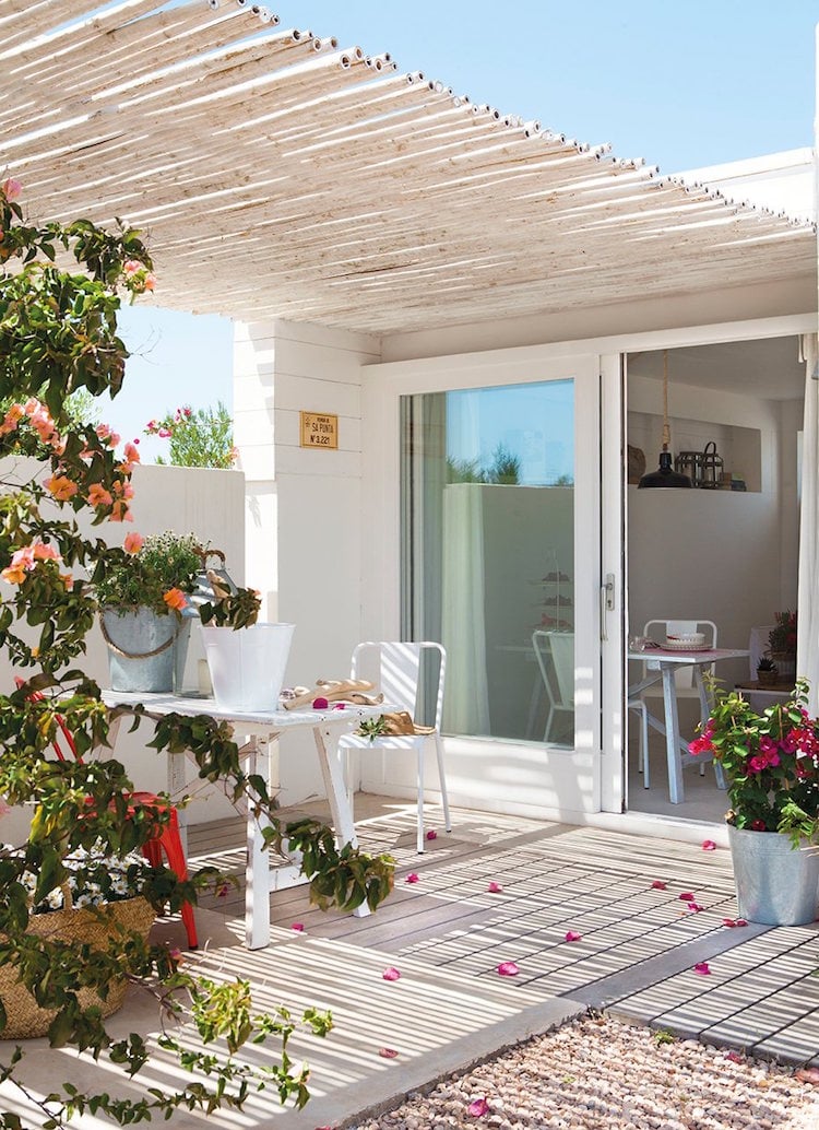 deco terrasse blanche inspiration mediterraneenne auvent canisse arbustes fleurs