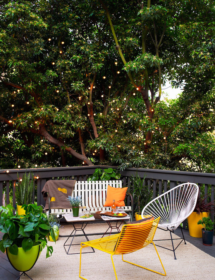 deco terrasse guirlandes lumineuses salon jardin blanc jaune