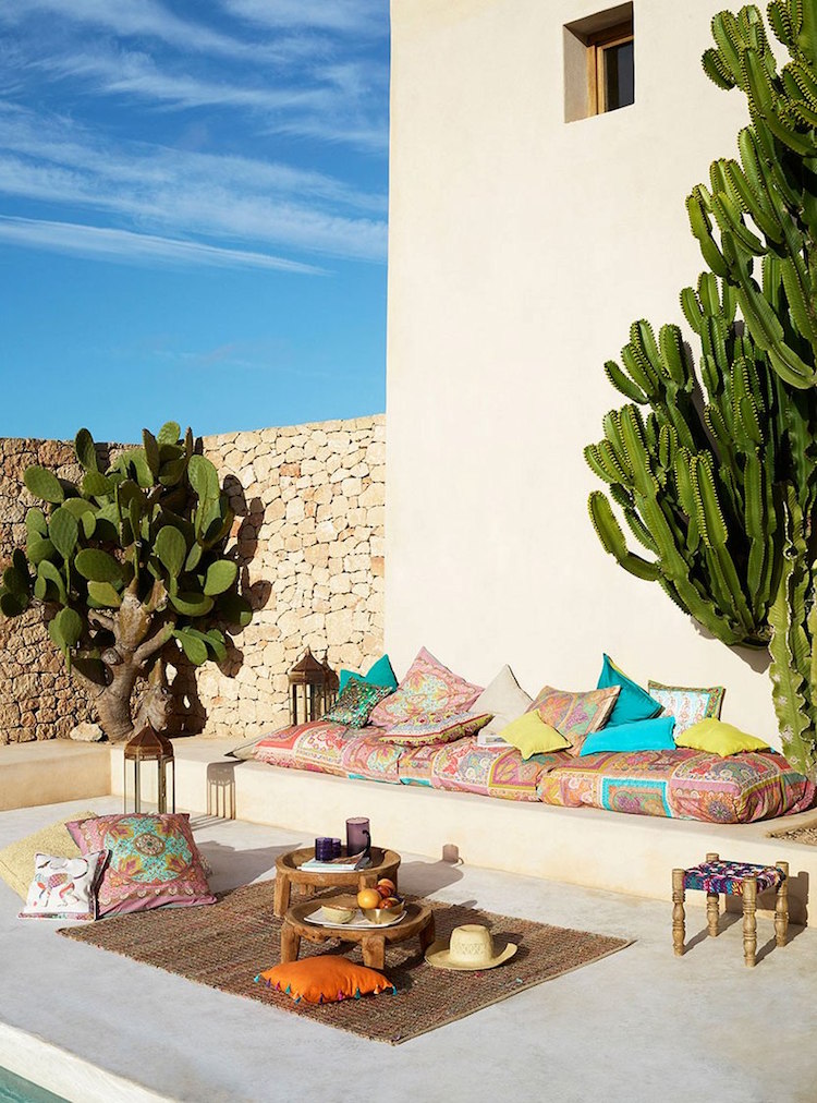 deco terrasse marocaine coussins imprimes tables ultra basses bois cactus
