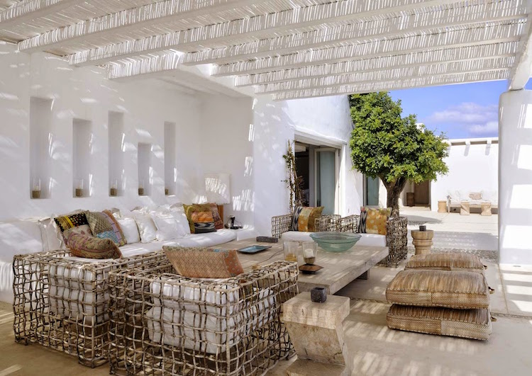 deco terrasse mediterraneenne pergola blanche salon jardin tresse moderne