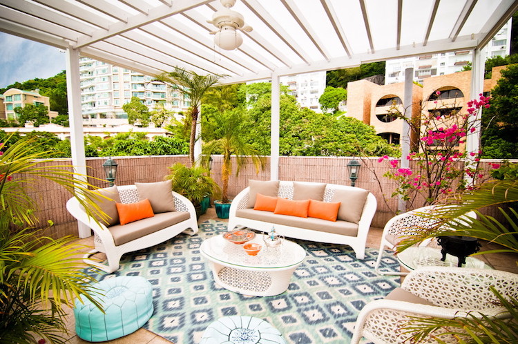 deco terrasse moderne couleurs vibrantes pergola bois blanc tapis exterieur