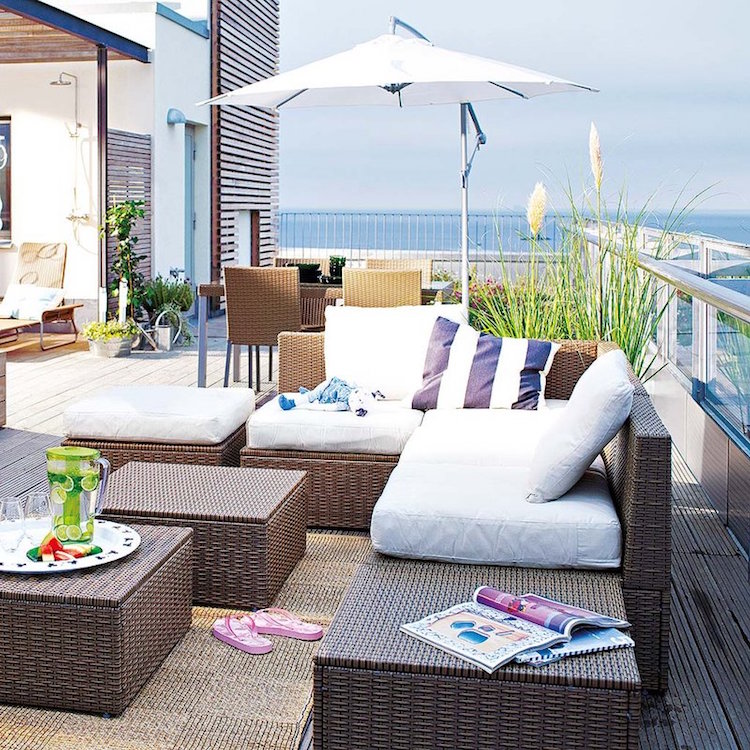 deco terrasse moderne salon de jardin resine parasol tapis sisal