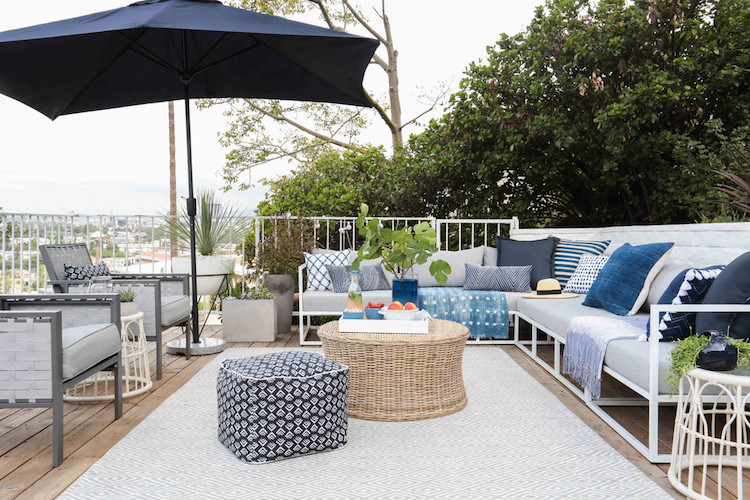 deco terrasse tapis exterieur moderne deco coussins parasol bleu