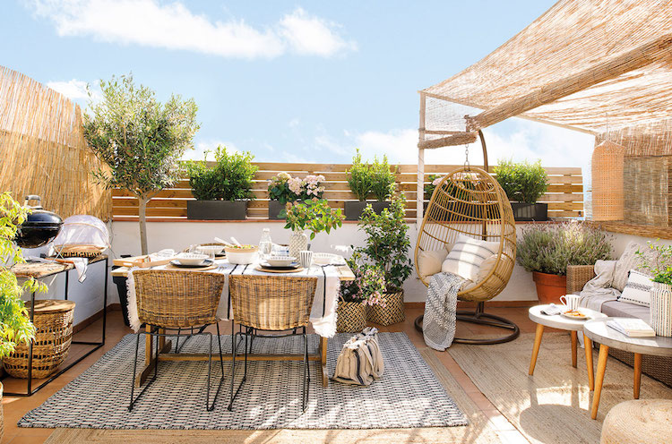deco terrasse toiture tapis exterieur auvent canisse plantes pots fauteuil egg