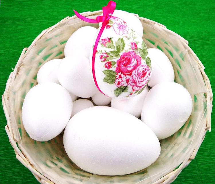 deco œuf de Pâques en polystyrene technique decoupage motif floral panier paques