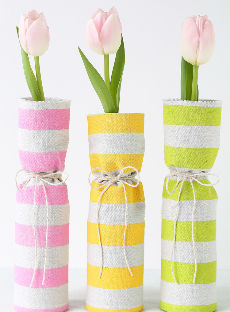 déco printemps en vases habillés de tissu rayé et tulipes