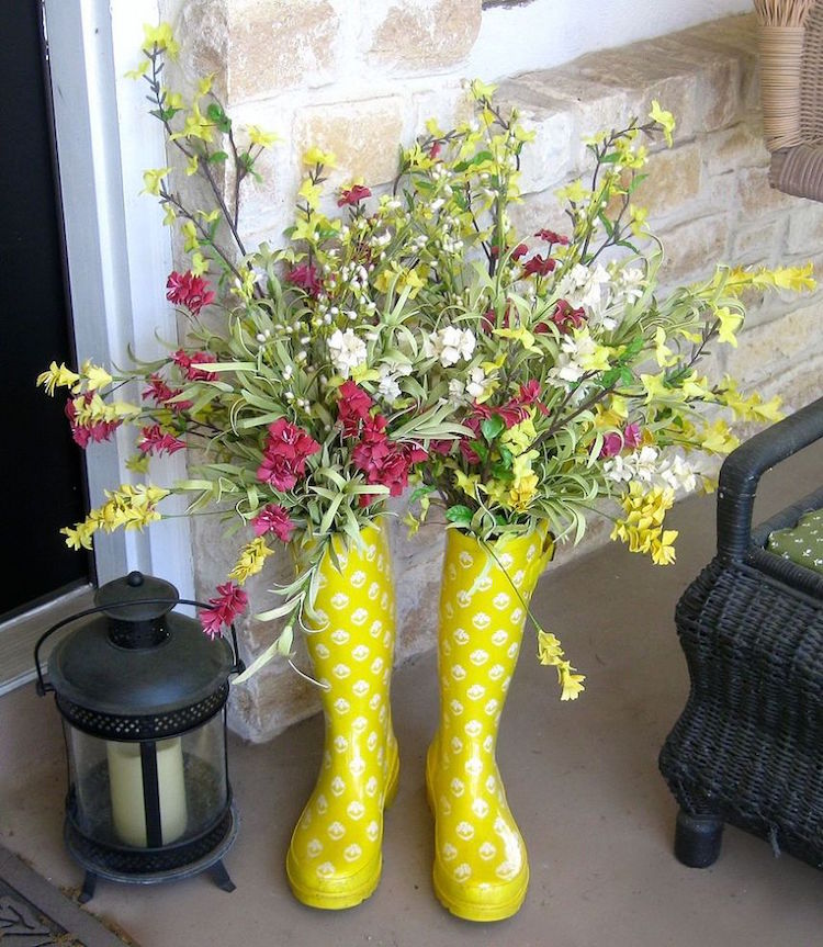 déco printemps extérieur maison en bottes en caoutchouc et fleurs