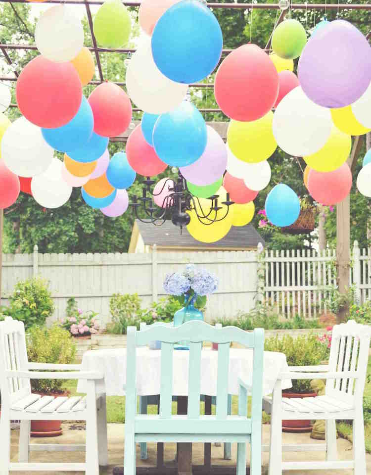 décoration pour anniversaire au jardin avec ballons au-dessus de la table