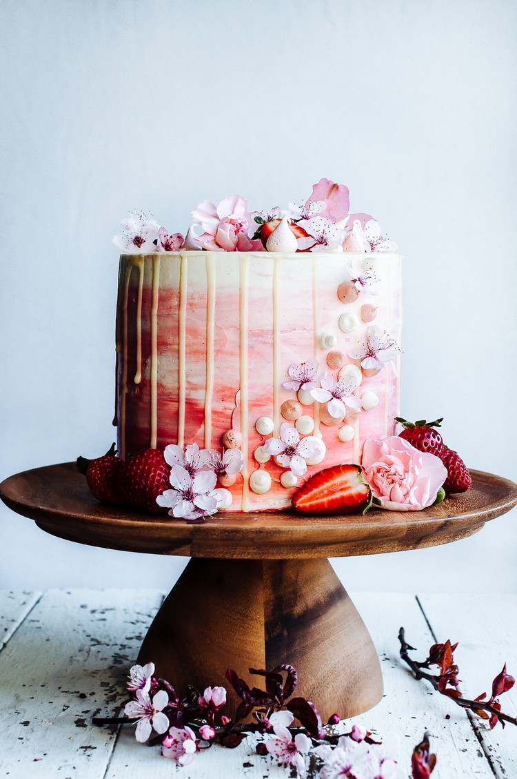 drip cake design 2018 gâteau original pour mariage anniversaire décoration gourmande macarons fleurs comestibles