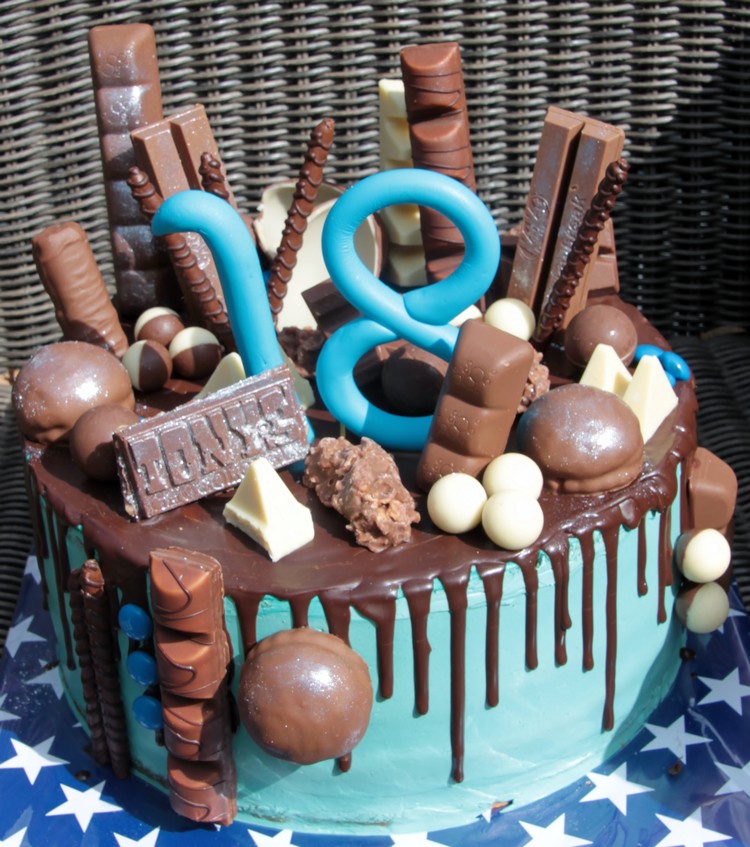 drip cake fait maison idée gâteau anniversaire déco chocolat kinder bueno bonbons