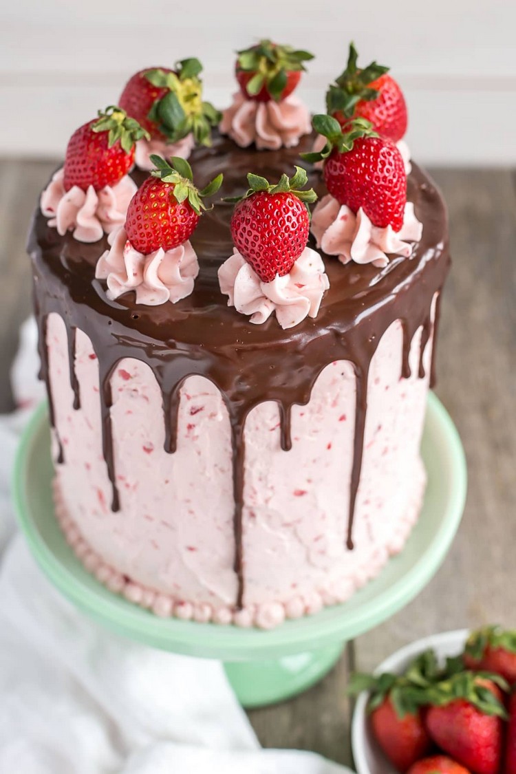 drip cake fraises chocolat nappage yaourt idée originale décoration gâteau fait maison