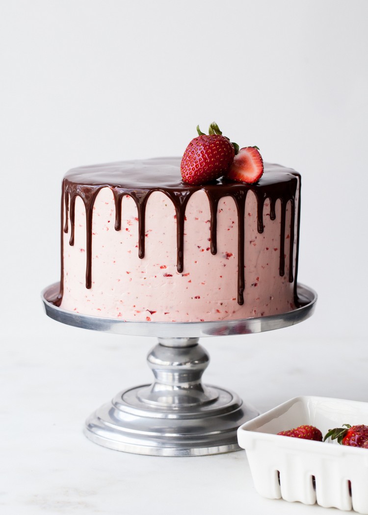 drip cake fruits fraises sauce chocolat nappage yaourt
