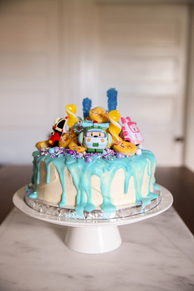 drip cake insolite fait maison chocolat blanc décoration ludique idée gâteau anniversaire enfant
