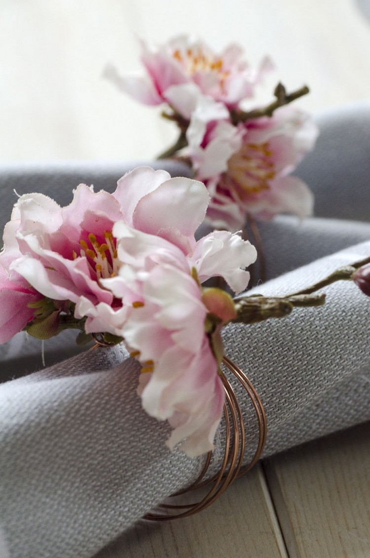 déco table printemps combinaison fleurs serviettes tissu table festive respirant nature