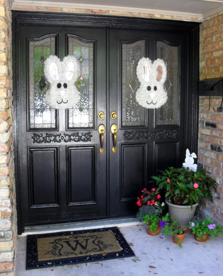 décoration de Pâques extérieur à faire soi-même deux lapins mignons