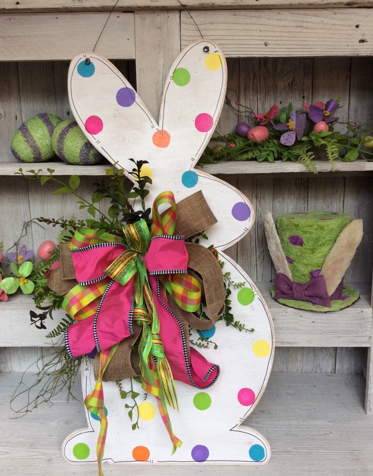 décoration de Pâques extérieur à faire soi-même lapin en carton et rubans