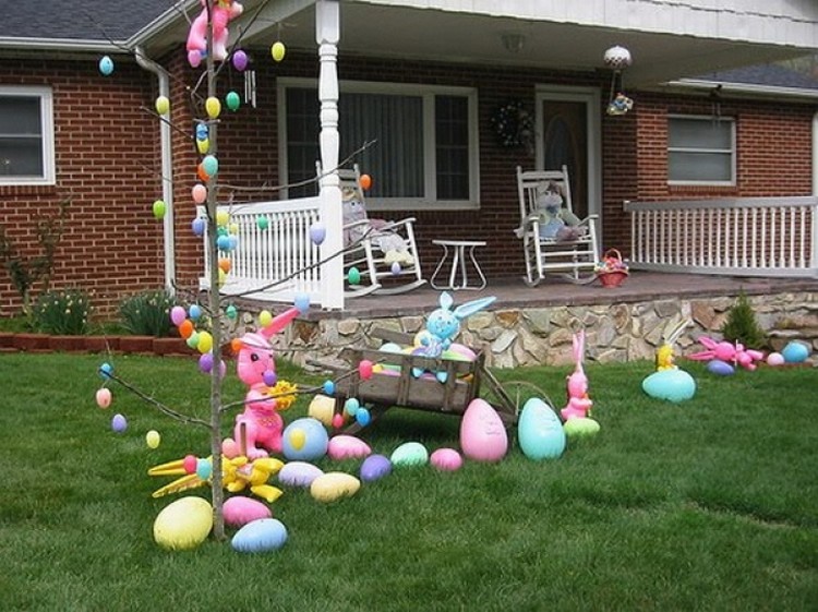 décoration de Pâques extérieur à faire soi-même œufs parsemés dans le jardin