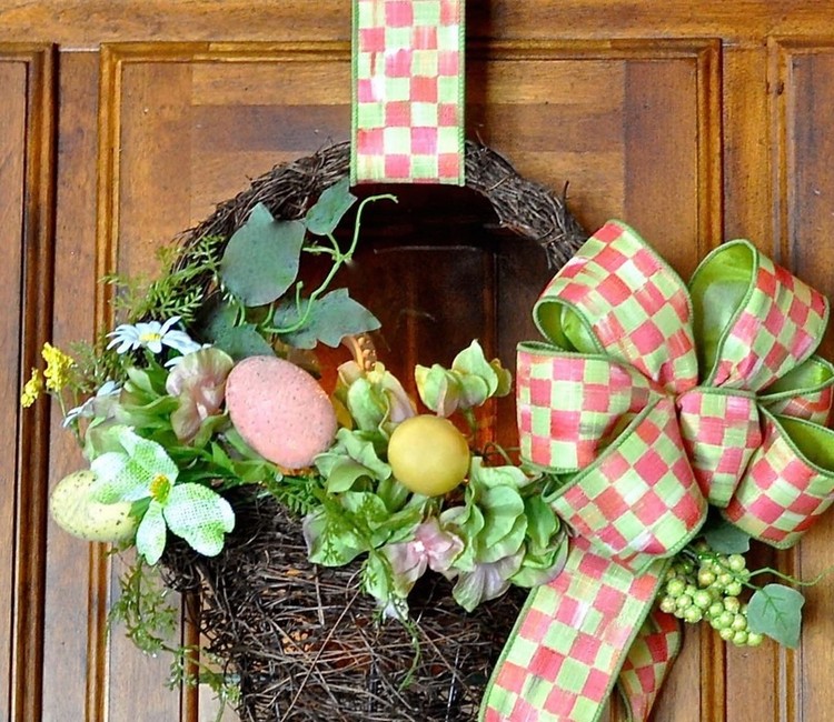 décoration de Pâques extérieur à faire soi-même pour la porte d'entrée