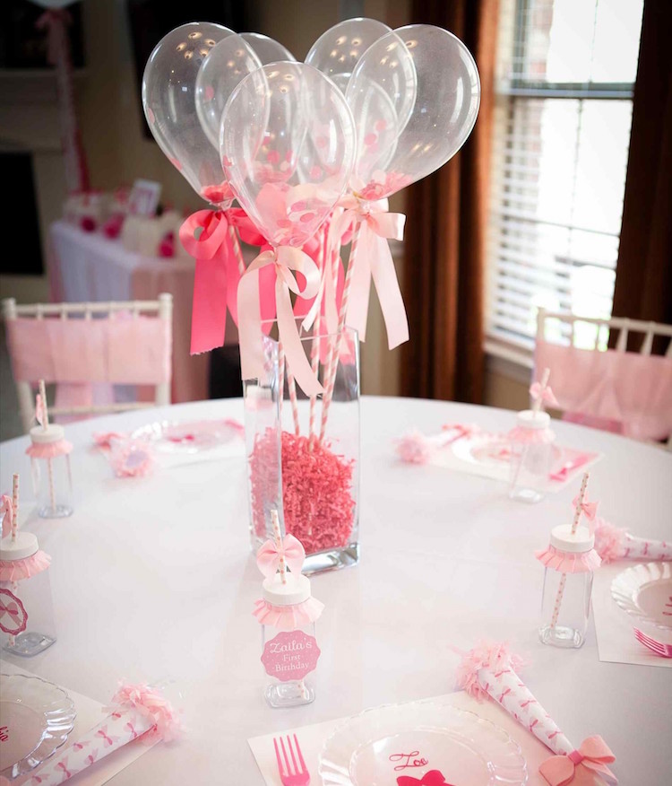 décoration de bapteme fille - bouquet de ballons comme centre de table