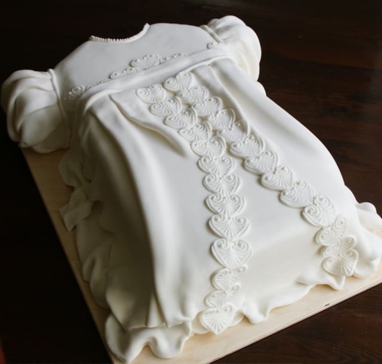 décoration de bapteme pour fille gateau blanc en forme de robe