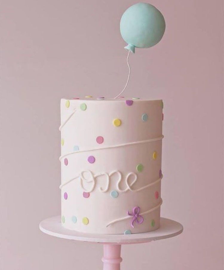 décoration de bapteme pour fille gâteau à pois décoré de ballon