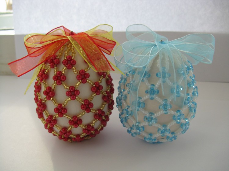 emballage œuf de Pâques rubans rouge et bleu