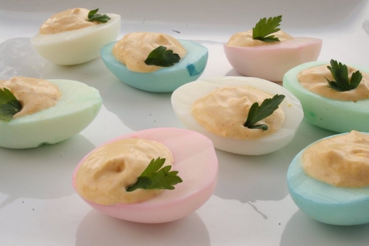 entrée de Pâques classiques recette traditionnelle œufs durs coupés deux farcis