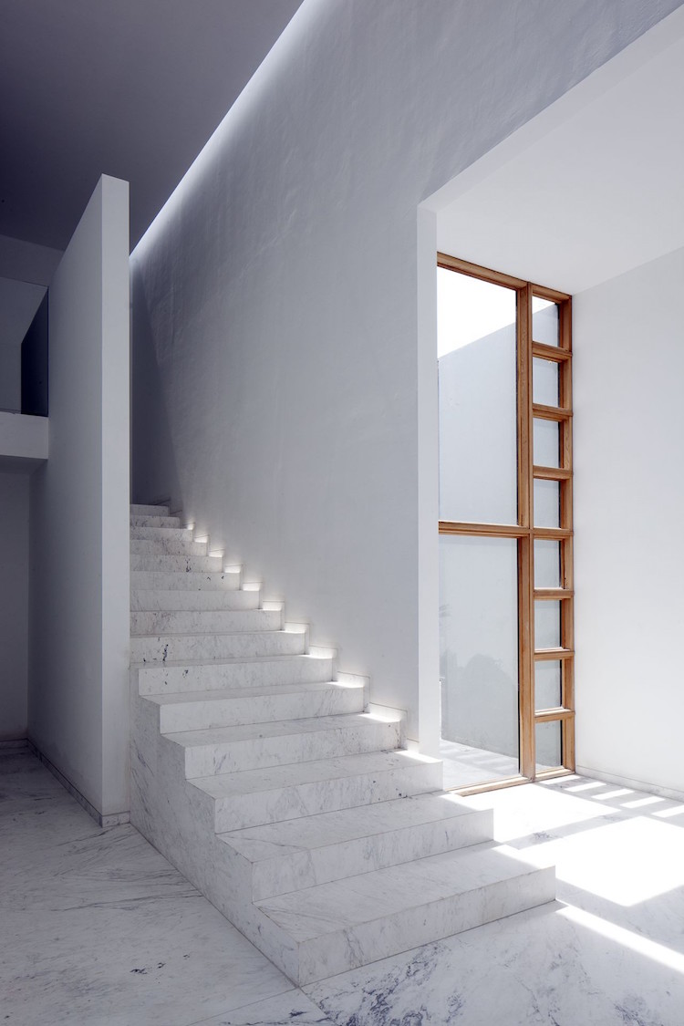 escalier droit marbre blanc minimaliste