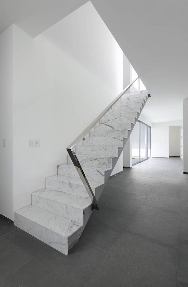 escalier droit marbre blanc minimalsite main courante acier