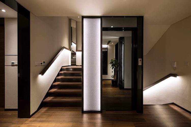 escalier interieur bois rampe eclairage parquet bois panneau japonais