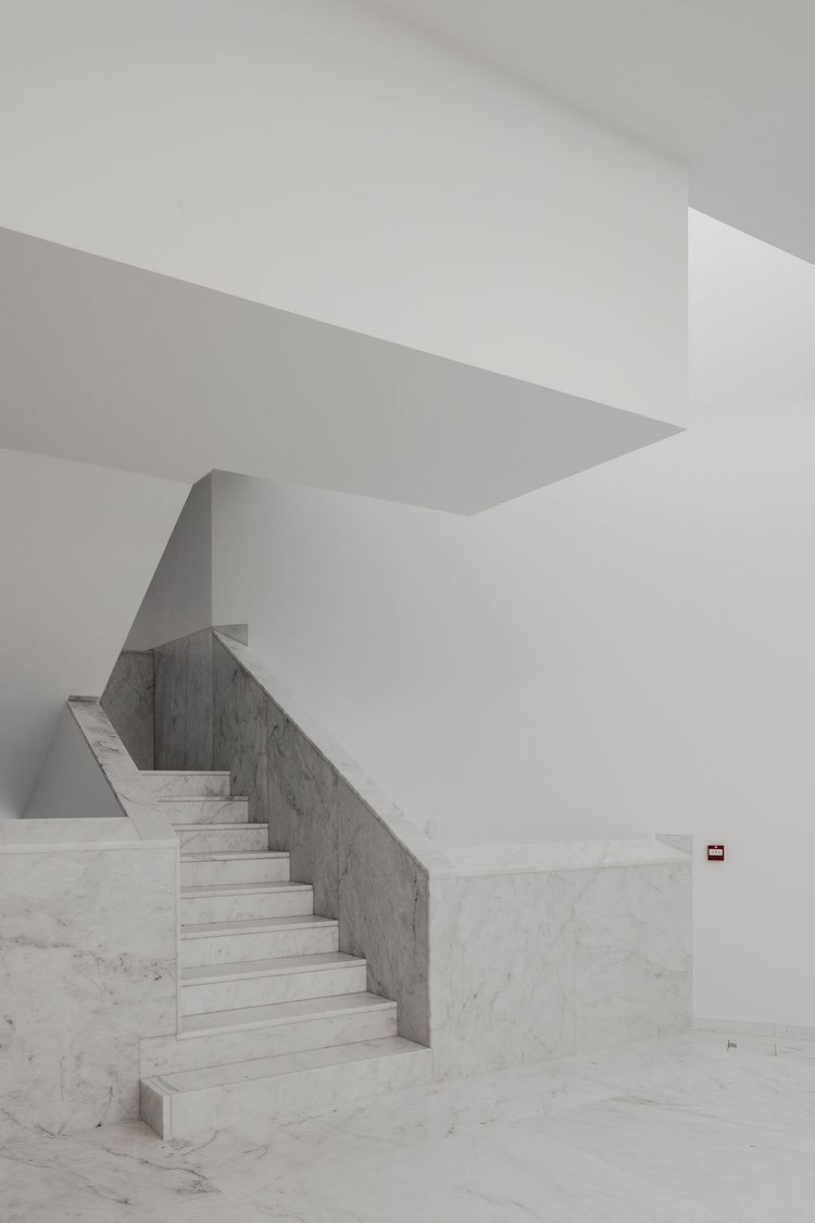 escalier interieur en marbre blanc dalles marbre blanc architecture minimaliste