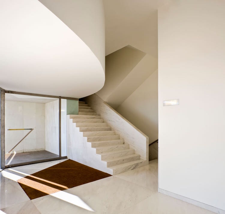 escalier interieur en marbre blanc grosses dalles marbre blanc