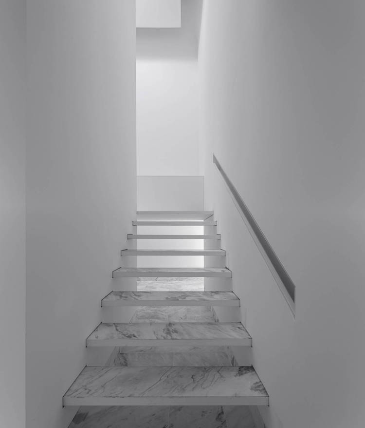 escalier interieur en marbre blanc minimaliste main courante integree