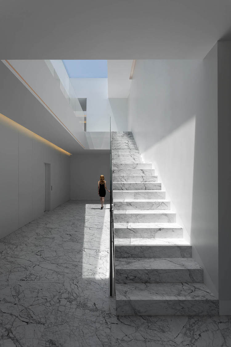 escalier interieur en marbre blanc style minimaliste fransilvestrearquitectos