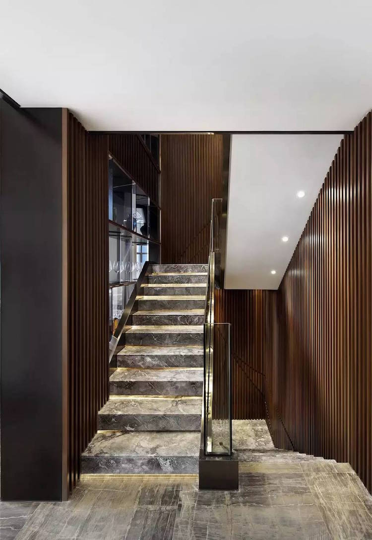 escalier interieur en marbre gris marches eclairees cage escalier bois