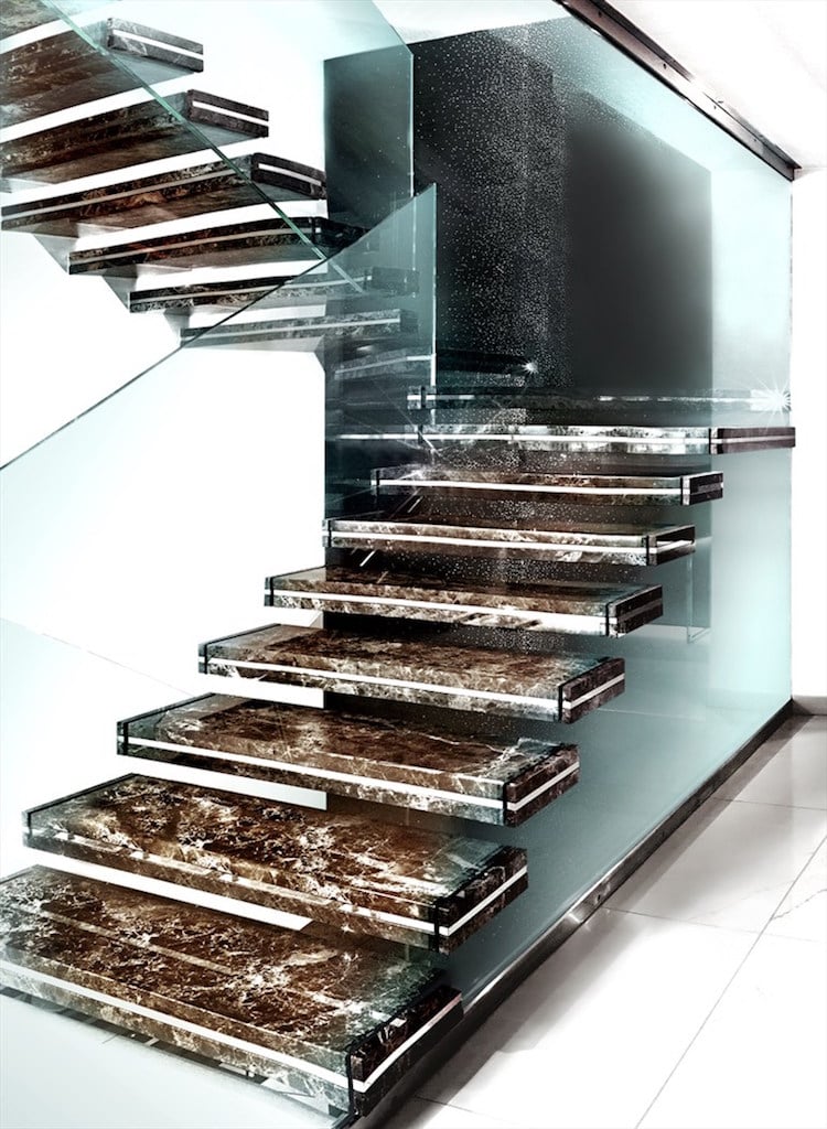 escalier interieur en marbre noir garde corps verre