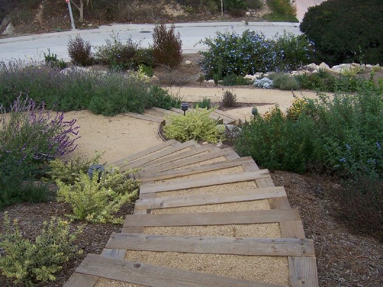 escalier jardin bois gravier aménagement moderne