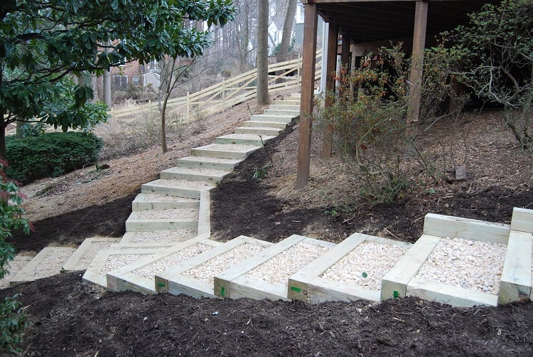 escalier jardin bois gravier bois blanchi