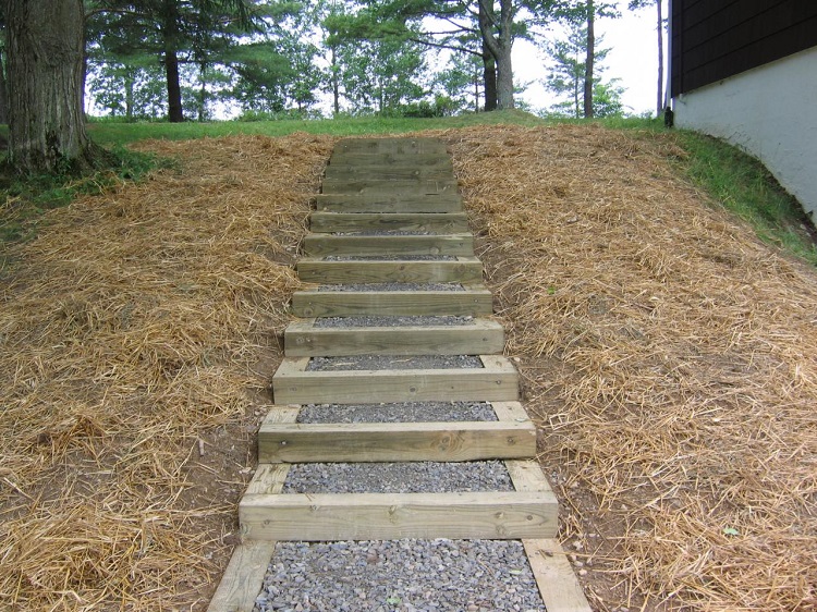escalier jardin bois gravier idée pour jardin en pente