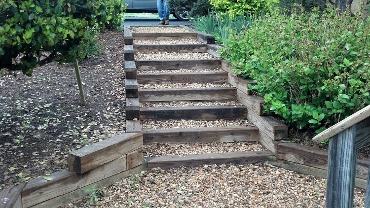 escalier jardin bois gravier idées
