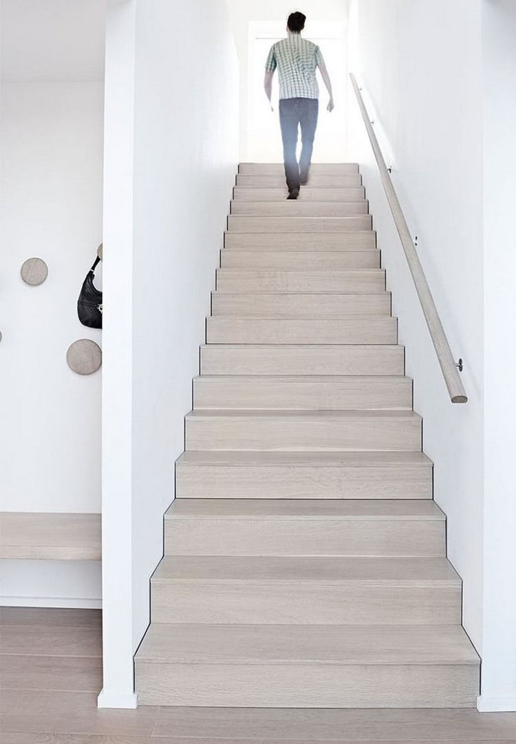 escalier minimaliste bois blanchi